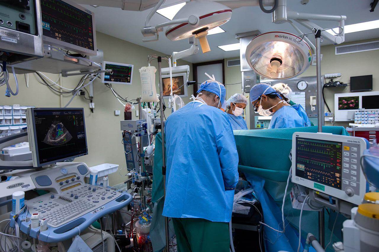 Cardiac Surgeon Salary A Detailed Guide in 2024