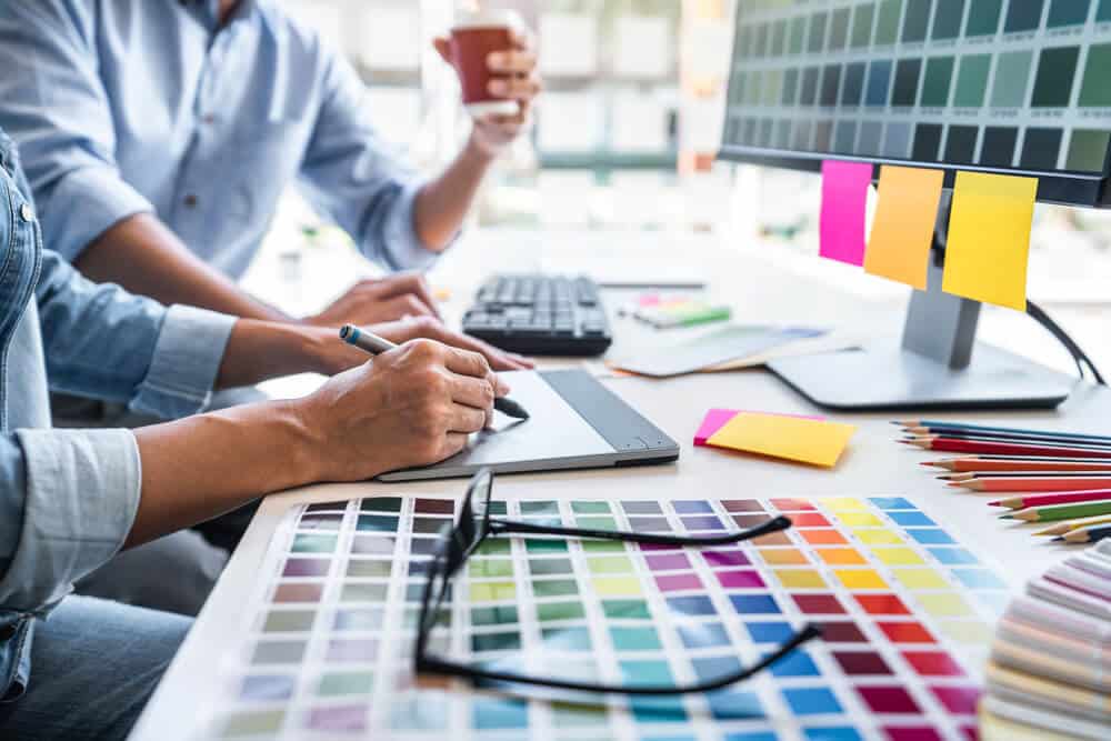 How To Become a Graphic Designer [2024 Career Guide]